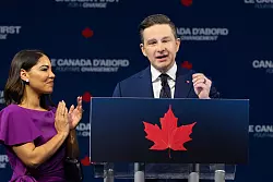 Konnte mit seinem Politikstil, der an Trump erinnert, nicht punkten: der Spitzenkandidat der konservativen Partei, Pierre Poilievre. - © Adrian Wyld/The Canadian Press/AP/dpa
