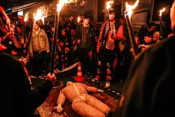In Köln verbrannten Karnevalisten den Nubbel. - © Oliver Berg/dpa