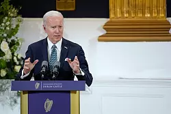 US-Pr&auml;sident Joe Biden spricht w&auml;hrend eines Staatsdinners im Dublin Castle. - &copy; Patrick Semansky/AP/dpa