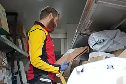 Mehr als 200 Pakete f&auml;hrt der Paketbote t&auml;glich in der Weihnachtszeit aus. - &copy; Manuel Genolet/dpa