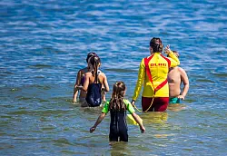 Die Zahl der Badetoten d&uuml;rfte laut DLRG 2025 bei deutlich unter 400 liegen. (Archivbild) - &copy; Jens B&uuml;ttner/dpa-Zentralbild/ZB