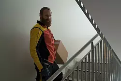 Das viele Treppensteigen ist f&uuml;r Paketboten anstrengend. - &copy; Manuel Genolet/dpa