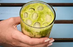 Iced Matcha Latte ist inzwischen für viele eine Alternative zu Eiskaffee (welcher Art auch immer). - © Jens Kalaene/dpa