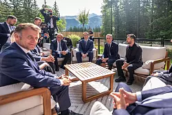 Die übrigen G7-Mitglieder berieten nach Trumps Abreise mit dem ukrainischen Präsidenten Selenskyj. - © Michael Kappeler/dpa POOL/dpa