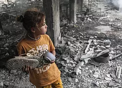 Pal&auml;stinensischen Angaben zufolge waren in einem von Israel angegriffenen Geb&auml;ude Vertriebene untergebracht. - &copy; Mahmoud Issa/Quds Net News via ZUMA Press/dpa