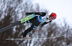 Der formschwache Skispringer Karl Geiger wird die Olympischen Spiele in Italien wohl verpassen. (Archivbild) - &copy; Daniel Karmann/dpa