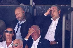 Betretene Miene bei Sportchef Dufner (l). Nach nur f&uuml;nf Monaten im Amt ist schon wieder Schluss - &copy; David Inderlied/dpa