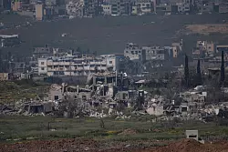 Zerstörte Gebäude im Gazastreifen von der Grenze zwischen Israel und Gaza aus gesehen. - © Ilia Yefimovich/dpa
