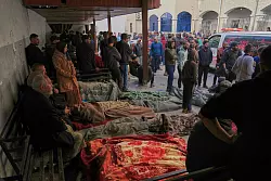 Bedeckte Leichen von Menschen, die bei nächtlichen Luftangriffen der israelischen Armee auf den Gazastreifen getötet wurden. - © Jehad Alshrafi/AP/dpa