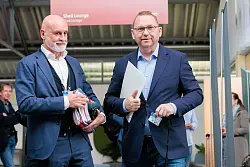 Die Gewerkschafter Volker Geyer und Frank Werneke verhandeln für die Arbeitnehmerseite. - © Carsten Koall/dpa