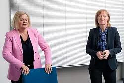 Für die Arbeitgeber verhandeln Bundesinnenministerin Nancy Faeser und die Präsidentin der kommunalen Arbeitgeberverbände Karin Welge. - © Carsten Koall/dpa