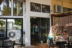 Kaffeetrinken zwischen Klimager&auml;ten - f&uuml;r S&uuml;deurop&auml;er eine vertraute Situation. (Archivbild) - &copy; Socrates Baltagiannis/dpa