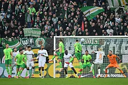 Nur einen Punkt geholt: Der deutsche Meister Bayer Leverkusen mit Torwart Luk&aacute;s Hr&aacute;deck&yacute; beim 0:0 in Wolfsburg. - &copy; Swen Pf&ouml;rtner/dpa
