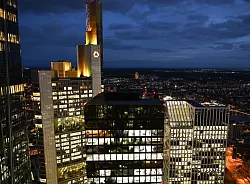 Die Commerzbank will effizienter werden und streicht Tausende Stellen. (Archivbild) - © Arne Dedert/dpa