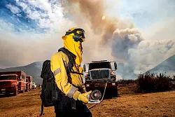 Mehr als 1900 Einsatzkräfte kämpfen gegen die Flammen. - © Noah Berger/AP/dpa