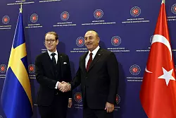 Der türkische Außenminister Mevlut Cavusoglu (r) mit seinem Amtskollegen Tobias Billstrom Ende Dezember 2022 in Ankara. - © Ali Unal/AP/dpa