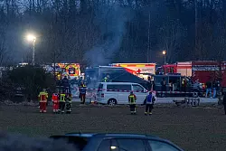 Polizei und Einsatzkräfte in Parsberg. - © Armin Weigel/dpa