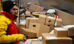Die Paketmenge steigt deutlich, dementsprechend viel Arbeit haben Paketboten. - © Wolf von Dewitz/dpa