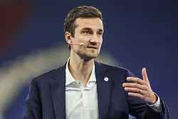 Den großen Andrang inklusive Server-Zusammenbruch wertet Schalke-Vorstand Matthias Tillmann positiv. - © Tim Rehbein/dpa