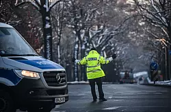 Ein Polizist regelt den Verkehr an einer Kreuzung, an der die Ampel ausgefallen ist. - &copy; Britta Pedersen/dpa