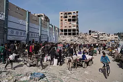 Verteilung von humanitären Hilfsgütern in Dschabalija. - © Jehad Alshrafi/AP/dpa