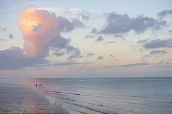 Wie warm oder kühl es auf der Erde ist, hängt auch von den Wolken ab. (Archivbild) - © Sina Schuldt/dpa