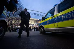 Mehrere Tausend Polizisten sicherten das Geschehen am Stadion und in der Stadt ab. - © Marijan Murat/dpa