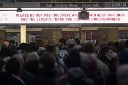 Die Fans brauchten bei der verschärften Einlasskontrolle Geduld. - © Marijan Murat/dpa