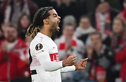 Gegen die Bayern kassierte er noch Rot, nun war er Torschütze: Lorenz Assignon. - © Marijan Murat/dpa