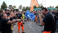 Die Gewinner der Schneepflug-Meisterschaft lassen sich feiern. - &copy; Pia Bayer/dpa