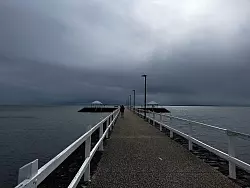 Meteorologen rechnen mit Extremregen und Überschwemmungen. - © Savannah Meacham/AAP/dpa