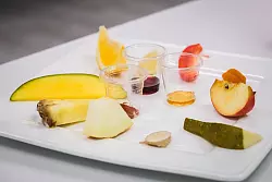 Mango, Apfel, Paprika, Ingwer: Wer im Alltag viel an Lebensmitteln schnuppert, schafft gute Voraussetzungen, um Aromen im Wein aufzuspüren. - © Ricarda Dieckmann/dpa-tmn