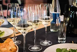 Welcher Tropfen mundet mir mehr? Um eine Antwort zu finden, ist der direkte Vergleich von Weinen hilfreich. - © Ricarda Dieckmann/dpa-tmn