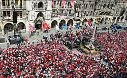 Der Marienplatz mit tausenden Bayern-Fans in Rot und Weiß. - © Daniel Löb/dpa
