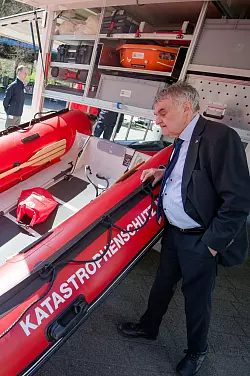 Minister Reul begutachtet eines der neuen Boote mit Ausr&uuml;stung. - &copy; Henning Kaiser/dpa