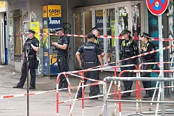 Laut Polizei ging der Mann mit einem Schieferhammer und einem Molotowcocktail bedrohlich auf Passanten zu. - © Bodo Marks/dpa