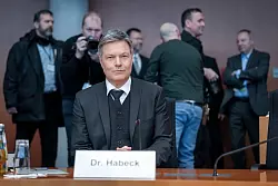 Habeck gab sich im Ausschuss kämpferisch. - © Kay Nietfeld/dpa