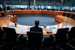 Habeck wurde stundenlang im Ausschuss befragt. - © Kay Nietfeld/dpa