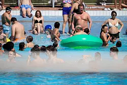 B&auml;der wie das Grugabad in Essen waren am 1. Mai gut besucht - das Wetter machte es m&ouml;glich. - &copy; Christoph Reichwein/dpa