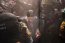 Die Deutsch-Israelin Arbel Yehud bei der Übergabe im Gazastreifen. - © Abdel Kareem Hana/AP/dpa