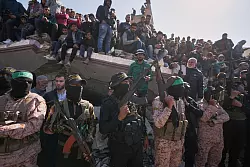 Menschenmenge im Gazastreifen bei Geisel-Übergabe. - © Abdel Kareem Hana/AP/dpa