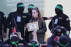 Die israelische Soldatin Agam Berger vor der Freilassung im Gazastreifen. - © Mohammed Hajjar/AP/dpa