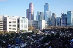 Teilnehmer versammeln sich w&auml;hrend einer Kundgebung f&uuml;r die Amtsenthebung des s&uuml;dkoreanischen Pr&auml;sidenten Yoon vor der Nationalversammlung. Ein zweiter Amtsenthebungsantrag gegen Yoon hat die ben&ouml;tigte Zweidrittelmehrheit in der Nationalversammlung erreicht. - &copy; Ahn Young-joon/AP/dpa