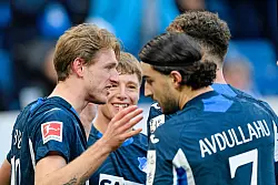 Wouter Burger (l.) darf sich zum 1:0 begl&uuml;ckw&uuml;nschen lassen. - &copy; Uwe Anspach/dpa