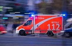 Rettungskr&auml;fte kommen bei Herz-Kreislauf-Stillstand oft zu sp&auml;t, um Hirnsch&auml;den zu verhindern. (Symbolbild) - &copy; Monika Skolimowska/dpa/dpa-tmn