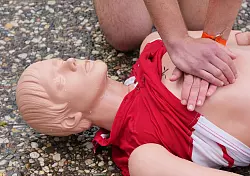 Nur jeder Vierte in Deutschland hat w&auml;hrend der vergangenen zwei Jahre Herz-Lungen-Wiederbelebung ge&uuml;bt. (Archivbild) - &copy; Soeren Stache/dpa