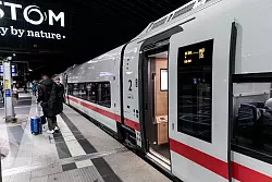 Mit dem neuen Fahrplan hat die Deutsche Bahn auch ein ganz neues Zug-Modell in Betrieb genommen. Auf der Strecke Berlin-Köln werden ab heute neue ICE L eingesetzt. Die Besonderheit: Sie kommen beim Einstieg ohne Treppen aus. - © Carsten Koall/dpa