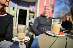 Mehr Gespräche, weniger arbeitssame Stille wünschen sich viele Gastronomen in ihren Cafés. - © Sebastian Gollnow/dpa