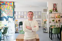 «Natürlich machen wir Ausnahmen», sagt Ilia Basilashvili, Inhaber des Café ILOstan in Berlin. - © Sebastian Gollnow/dpa