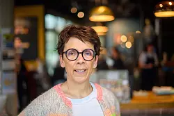 Kathrin Thies betreibt das Cafe Thies Wohnen und Leben in Magdeburg. - © Klaus-Dietmar Gabbert/dpa